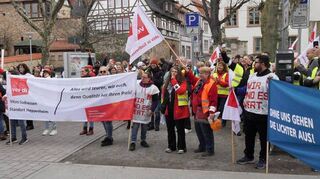 Mit einer Kundgebung am Graben in Heppenheim begann die Warnstreik-Aktion der Gewerkschaft Verdi.