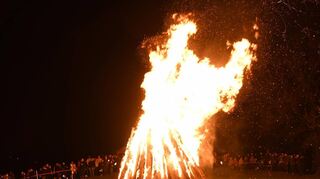 Die Lärmfeuer waren früher eine besondere Form der Kommunikation. Mit ihnen wurden Menschen über eine drohende Gefahr informiert. Zum Winterende lässt man die alte Tradition wieder aufleben.