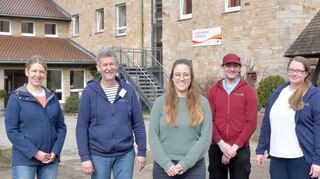 Die Leiterin der Jugendherberge Starkenburg, Johanna Lohstöter (Mitte), mit Kirsten Köller, Dietrich Lahr, Raphael Perta-Rhein und Julia Mundt.
