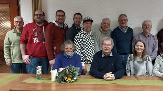 Die Tischtennisabteilung der TSV Auerbach hat einen neuen Vorstand gewählt. Unser Bild zeigt das Team um den wiedergewählten Vorsitzenden Karheinz Weigold (sitzend, 2.v.l.).