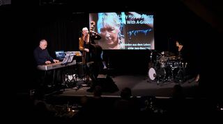 Lindy Huppertsberg präsentierte am Sonntag im Jazzkeller mit einer Multimedia-Show ihre musikalische Biografie.