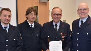 Mit dem Goldenen Brandschutzehrenzeichen am Bande für 50-jährige aktive Dienstzeit wurde Franz-Josef Schumacher ((linkes Bild, Mitte), ausgezeichnet. Das Bild zeigt außer ihm (v.l.) Lucas Eichler, Kreisbrandmeister Karl-Heinz Zecher und Stadtbrandinspektor Markus Stracke. Das rechte Bild zeigt die Auszeichnung mit Ehrenzeichen des Bezirksfeuerwehrverbandes Hessen-Darmstadt in Gold: (v.l.) Otto Gutschalk, Gerhard Vogel, Ludwig Angert, Hans Henkes, Walter Henkes, Friedrich Rühl, Markus Stracke und Peter Gutschalk