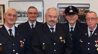 Mit Ehrenzeichen des Bezirksfeuerwehrverbandes Hessen-Darmstadt in Gold für 50, 60 und 70-jährige Mitgliedschaft wurden ausgezeichnet, v.l., Otto Gutschalk, Gerhard Vogel, Ludwig Angert, Hans Henkes, Walter Henkes, Friedrich Rühl, StBI Markus Stracke, Peter Gutschalk, KBM Karl-Heinz Zecher. ML/BILD: WEINBACH