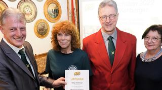 Ehrung für Helga Kohberger (2. v.l.), mit ihr freuen sich (v.l.) 1. Vorsitzender Bernd Beyer, 2. Vorsitzender Markus Schneiker und Stadträtin Ingrid Germann.