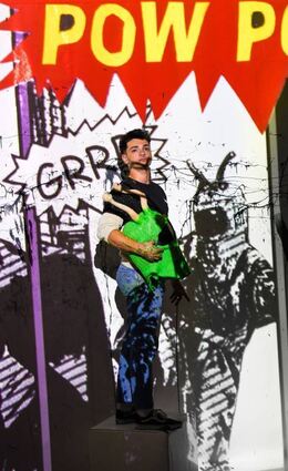 Mit zwei Stücken geht am Wochenende die Woche junger Schauspieler zu Ende. Am Freitag wird „Im Herzen tickt eine Bombe“ (l.) im Parktheater gezeigt, am Samstag folgt das Stück „Drei Kameradinnen“.