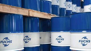 Blick in die Lagerhalle mit „Fuchs“-Fässern. Schmierstoffe werden in so gut wie allen Industrien eingesetzt.