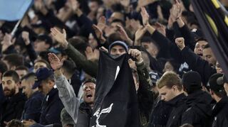 Der sogenannte römische Gruß, der an den Hitler-Gruß erinnert, wird im Fanblock von Lazio Rom regelmäßig gezeigt.