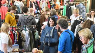 Lorsch, Nibelungenhalle: erster Lorscher Abendflohmarkt
erfolgreich und sehr gut besucht war der erste Abendflohmarkt in der Lorscher Nibelungenhalle. Organisiert und durchgeführt von der Kinder und Jugendförderung in Zusammenarbeit mit dem Jugendrat Lorsch und Kiju Lorsch. 52 Aussteller boten verschiedene Artikel wie Kleider, Spiele, Bilder, Gläser... so dass es für jedermann/frau was zu kaufen gab. Für das leibliche Wohl gab es Erbseneintopf, Bockwurst und ein vegetarischer Scheiterhaufen mit Käse, Salzbrezeln und Trauben vom Jugendrat
Foto: Jürgen Strieder