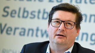 Der Regensburger Rechtsanwalt Ulrich Weber bei der Vorstellung der Studie Anfang März.
