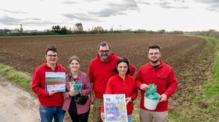 Der braune Acker im Hintergrund soll sich im Laufe der kommenden Monate in eine blühende Wiese verwandeln. Familie Schweickert – (v.l.) Christoph Schweickert, Ina Fleck, Jörg, Beate und Mark Schweickert – wollen mit Hilfe der Bevölkerung an der Westtangente wieder eine große Blühfläche anlegen.