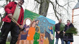 An der Bergkirche wurde am Freitag ein Ostergarten fertig aufgebaut. Unser Bild zeigt Küster Helmuth Degenhard sowie das Pfarrerehepaar Mareike und Lukas von Nordheim.