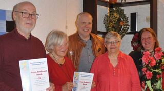 Ferdinand und Christiane Kosch (von links) wurden für treue Mitgliedschaft im Verschönerungsverein ausgezeichnet. Mit auf dem Bild Bürgermeister Andreas Heun sowie Regina Daum und Nathalie Benker vom Vorstand.