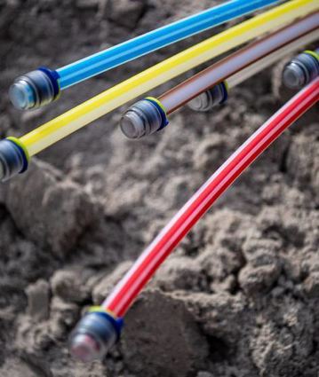 Glasfaserkabel auf einer Baustelle.