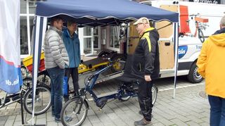 Interesse zeigen einige Besucher an den Lastenfahrrädern der Marke Draisin. Wolfgang Dittrich (l.) gibt Auskunft.