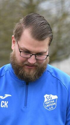 Im letzten Spiel von Trainer Calvin Konietzka (li.) kamen die Lauterner Fußballer (re. Benedikt Haus gegen Pasquale Angelone) meist einen Schritt zu spät.