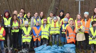 Ausgerüstet mit Warnwesten, Handschuhen und Greifzangen, abgesichert durch Mitarbeiter des Bauhofs, sammelten die Pfadfinder, die größte Gruppe bei der Aktion „Sauberhaftes Einhausen“, den Müll an den Rändern der verlängerten Waldstraße (K31) ein.