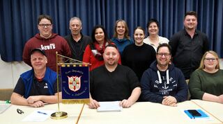 Der 1. Bergsträßer Spielmanns- und Fanfarenzug hat sich neu aufgestellt. Zum neuen Vorsitzenden wurde Patric Schippmann (sitzend 2.v.l.) gewählt, sein Stellvertreter ist Joachim Krauß (sitzend 3.v.l.)