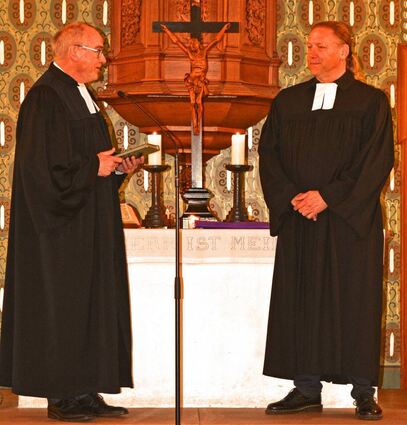 Dekan Arno Kreh (links) führte Ingmar Neserke (rechts) in sein neues Amt als Pfarrer in der Kirchengemeinde Lautertal ein.