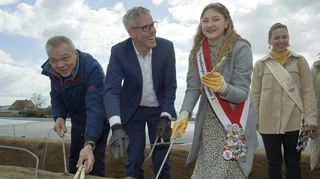 Geben auf einem Feld von Landwirt Karl-Heinz Schmidt den offiziellen Startschuss zur Spargelsaison (von links): der Lampertheimer Bürgermeister Gottfried Störmer, Landrat Christian Engelhardt, Spargelkönigin Stella Svenja I. und Sonnenbotschafterin Luisa-Marie I.