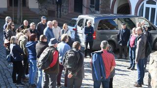 Treffpunkt Rathaushof: Bevor die Tour rund um Zwingenberg beginnt, erläutert Bürgermeister Holger Habich (r.) Einzelheiten zu den Etappenzielen.