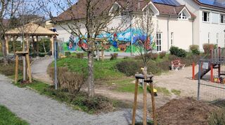 Viel hat sich getan in Wald-Erlenbach: Am Spielplatz gibt es neue Spielgeräte und einen neuen Pavillon (hinten links).