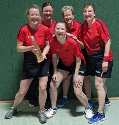 In Feierlaune sind die Tischtennis-Damen der TSV Auerbach nach dem Gewinn der Meisterschaft in der Bezirksoberliga: v.l. Nina Kolbe, Yvonne Sierich, Christine Weiß, Petra Nischwitz und Nicole Otto-Hungsberg.