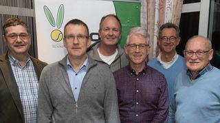 Bei der Vorstandswahl des TCO war der langjährige Vorsitzende Harald Maiberger (r.) nicht mehr angetreten. Er wurde von der Versammlung zum Ehrenvorsitzenden ernannt. Zusammen mit Jörg Palten (l.) bildet er jetzt einen neu gegründeten Beirat, der dem neuen Vorstand zur Seite steht. Roland Stützer (2.v.l.), Alex Rauch ((3. v.l.) und Tilmann Specht (4. v.l.) sind drei von vier gleichberechtigten Vorstandsmitgliedern. Bürgermeister Christian Schönung (2.v.r.) fungierte als Wahlleiter und verkündete die genehmigte Verleihung des Landesehrenbriefs an Harald Maiberger.