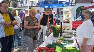 Umzug: Der Abendmarkt verlässt sein Corona-Ausweichquartier Marktplatz und kommt „nach Hause“ in den Rathaushof.