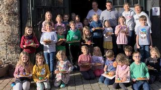 Naschen erlaubt: Nicht alle von den Kindern gebackenen Osterkränze kamen „unversehrt“ zu Hause an.
