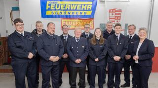 Bei der Mitgliederversammlung der Feuerwehr Schönberg standen Ehrungen und Beförderungen an.