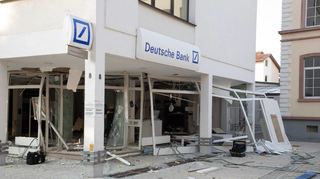 Wenn Ganoven Geldautomaten sprengen – wie hier im Jahr 2021 in Viernheim –, dann entsteht häufig ein immenser Schaden auch an Gebäuden.