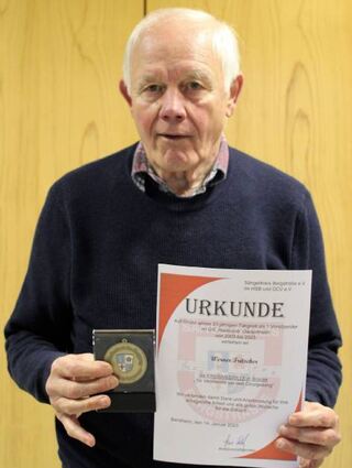 Werner Fritscher erhielt die Kreismedaille in Bronze für seine 20-jährige Tätigkeit als Vorsitzender des Gadernheimer Gesangvereins .