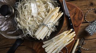 Vor dem Kochen den Spargel portionsweise mit Küchengarn zusammenbinden.