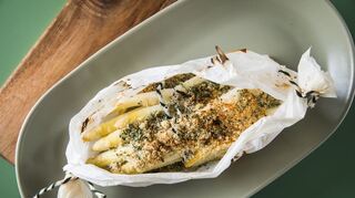 Im Pergamentpapier gart der Spargel im eigenen Saft und gibt sein Aroma nicht ans Wasser ab.