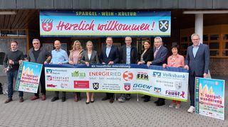 Über ein breites Team an Sponsoren freuen sich Lampertheims Bürgermeister Gottfried Störmer (Dritter von rechts), die Bürstädter Bürgermeisterin Bärbel Schader (Zweite von rechts) und Schirmherr Landrat Christian Engelhardt (rechts).