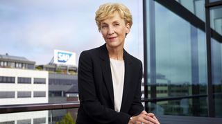 Arbeitsdirektorin Sabine Bendiek auf dem SAP-Gelände in Walldorf, im Hintergrund die Zentrale.
