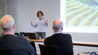 Beim Landschaftspflegeverein „Alte Burg“ sprach Ilona Leyer über die Querterrassierung im Steillagenweinbau.