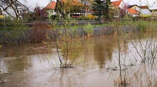Viel Wasser führte gestern die Weschnitz auch in Einhausen. Am Pegel Lorsch wurde die erste Hochwasser-Meldestufe kurzzeitig überschritten.