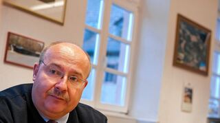 <p>Bürgermeister Oliver Hoeppner (links) wird nun doch nicht mehr seinen Schreibtisch im Rathaus einnehmen. Wie lange Erster Stadtrat Otto Schneider noch als Interims-Verwaltungschef arbeiten muss, steht aber noch nicht fest.</p>