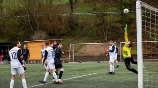 Eine von zahlreichen Paraden mit denen Reichenbachs Torwart Daniel Degenhardt beim 3:0-Heimsieg gegen den FC 07 Bensheim II die gegnerischen Angreifer schier zur Verzweiflung brachte.