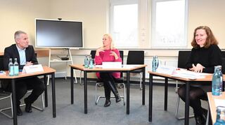 Die Erste Kreisbeigeordnete Diana Stolz (Mitte) zog gemeinsam mit der Leiterin des Eigenbetriebes „Neue Wege – Kommunales Jobcenter“, Melanie Marysko (rechts), und dem stellvertretenden Betriebsleiter Peter Schmiedel (links) eine vorläufige Bilanz zum Bürgergeld.