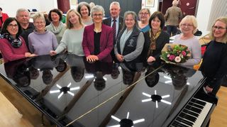 Marion Roth-Hintz (vordere Reihe, 4. v.l.) wurde im Amt bestätigt und führt den Liederkranz nun für weitere zwei Jahre. Unser Bild zeigt sie mit ihrem Team.