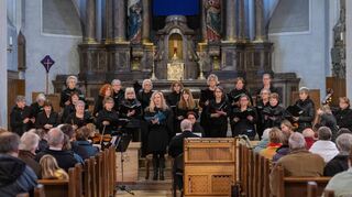 Schola und Kammerorchester St. Nazarius sowie die Sängerinnen Tina Braun und Almuth von Wolffersdorff konzertierten unter der Leitung von Thomas Adelberger.