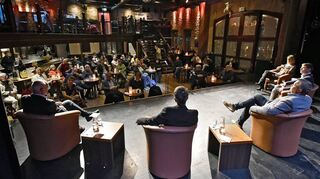 Auf der Bühne des Varieté-Theaters Pegasus standen in den vergangenen Jahren nicht nur Künstler. Auch für städtische Veranstaltungen sowie ein Bürgermeisterwahl-Forum (unser Bild) im Jahr 2020 wurden die Räumlichkeiten genutzt. Wie es nach dem Insolvenzverfahren gegen die Betreiberin weitergeht, ist aktuell offen.