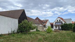 Auf diesem Grundstück im Zwingenberger Stadtteil Rodau soll ein Wohnhaus „in zweiter Reihe“ entstehen. Dafür wurde das Baurecht angepasst.