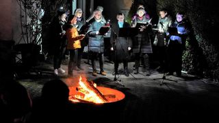 Einhausen, Singen am Osterfeuer vor dem Ostergottesdienst, 08.04.2023; Foto: Thomas Zelinger