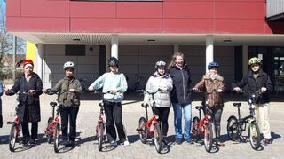 Startklar: Die Kursteilnehmerinnen freuen sich gemeinsam mit Kursleiterin Dorothee Sachinian von der DJK/SSG Bensheim und Helen Jäger vom Team Soziales und Integration auf den Fahrradkurs.