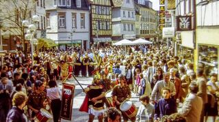 Bensheim Hauptstraße (untere Fußgängerzone, Mittelbrücke) Karfreitags-Prozession Italienische Gemeinde 1984. Bild: Klaus Rettig
