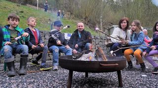 Am Osterfeuer in Hochstädten trafen sich an Ostermontag kleine und große Besucher zum Stockbrot rösten und Marshmallows grillen.