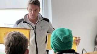 Sven Ticks zeigt den Kindern der Schloss-Schule Honigwaben.